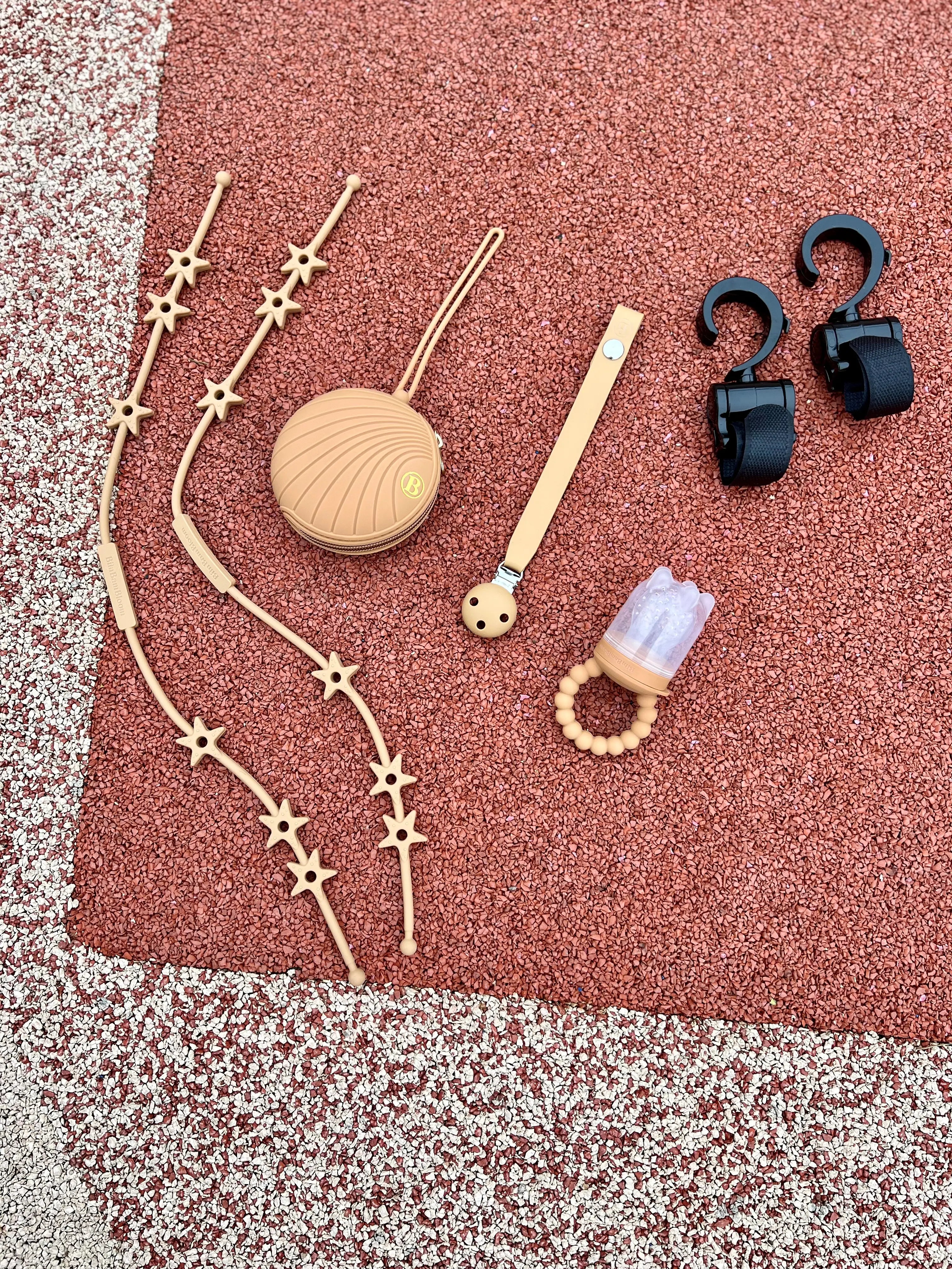 Coffret cadeau de naissance original, Pack Naissance Star Bim Bam Bloom au design étoilé camel, incluant une boîte à tétine, un attache-tétine, deux attaches doudou Lovie Link®, une tétine grignoteuse Yummy Tot’ et deux crochets pour poussette.