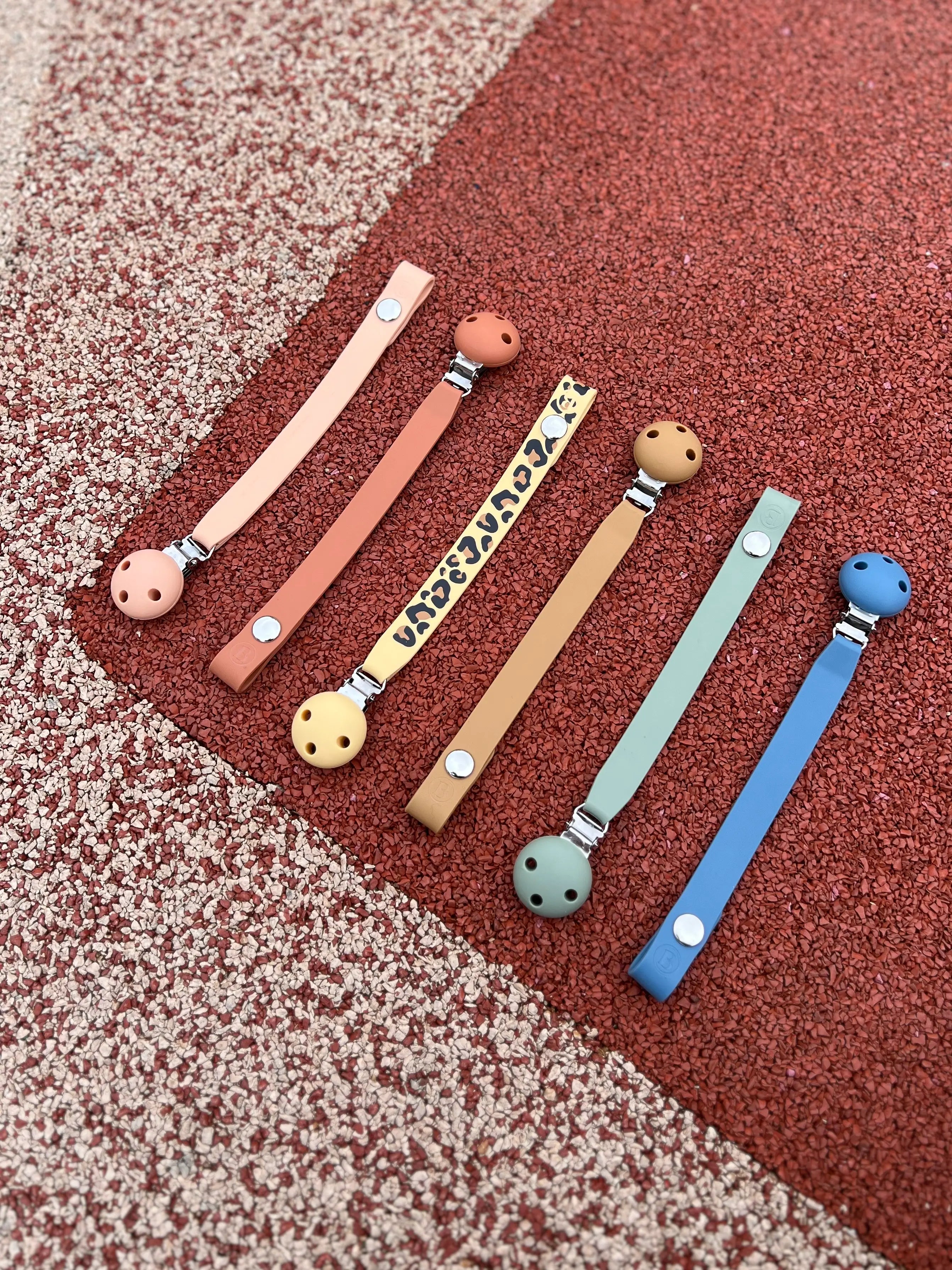 Nos six couleurs d'attache tetine en silicone sans BPA ni Phtalates Bim Bam Bloom.