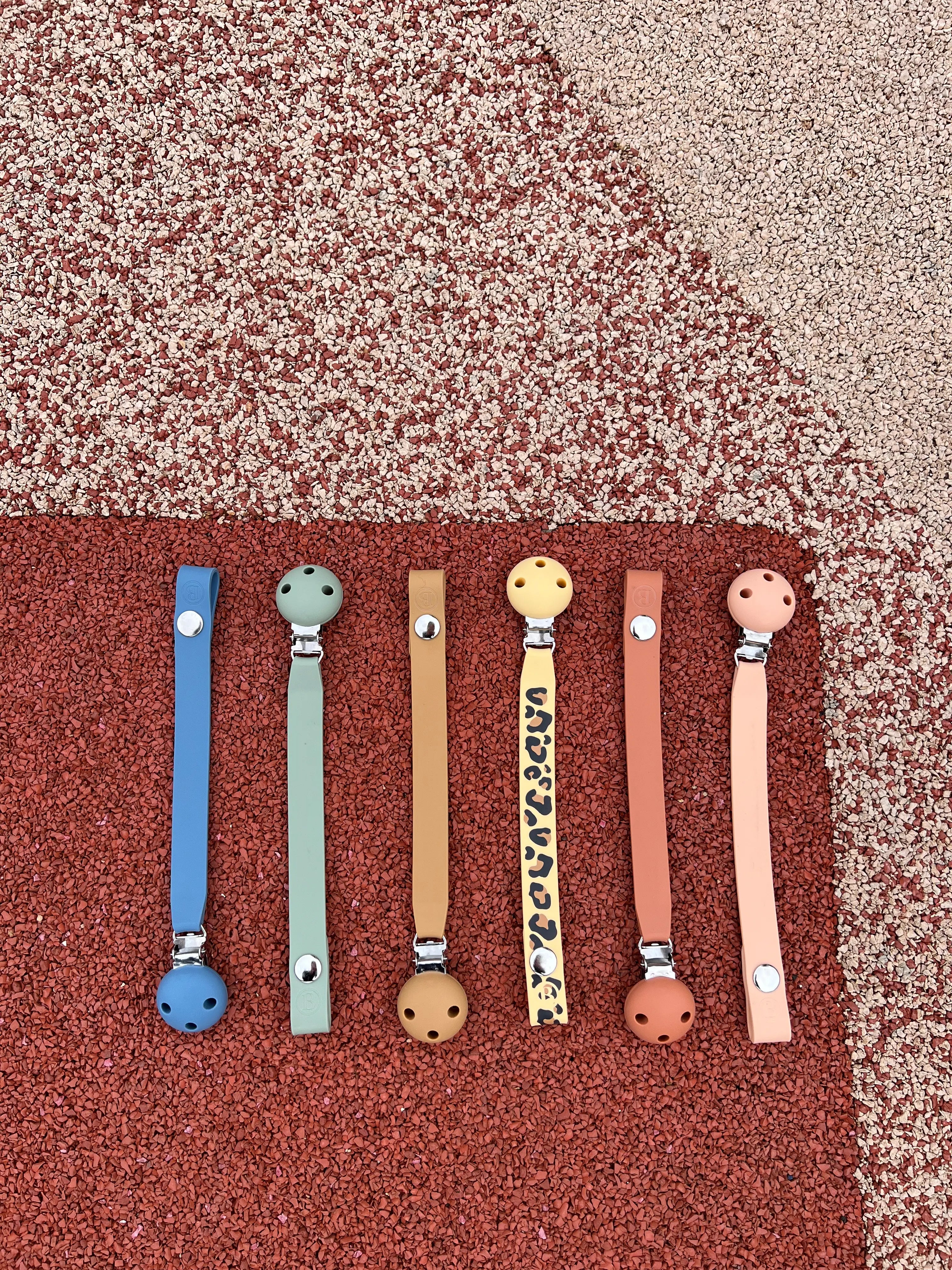 Nos six couleurs d'attache tétine en silicone sans BPA ni phtalates Bim Bam Bloom.
