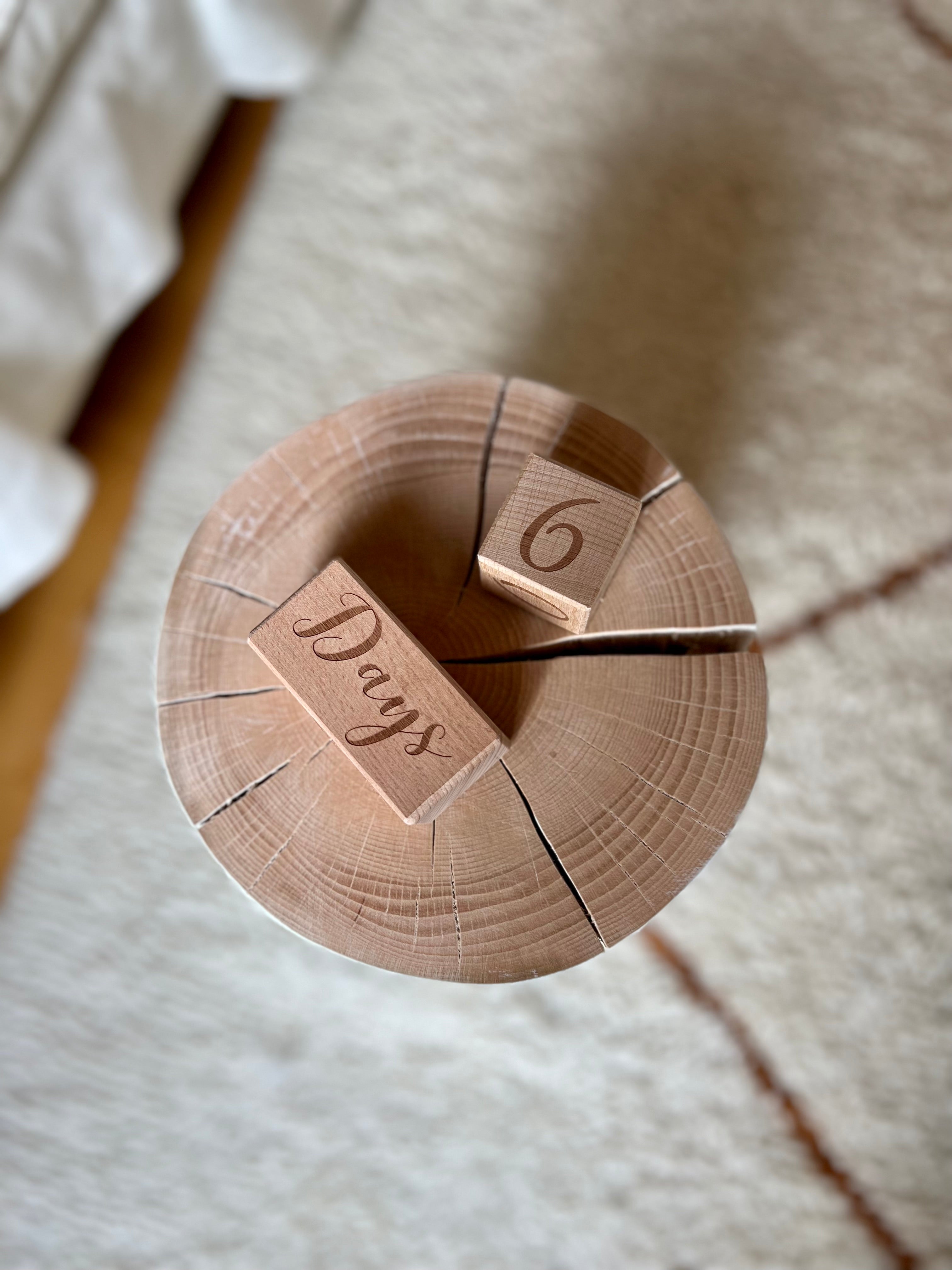 Cubes étapes en bois utilisés pour photographier la grossesse mois par mois et suivre l’évolution du ventre de maman et de bebe