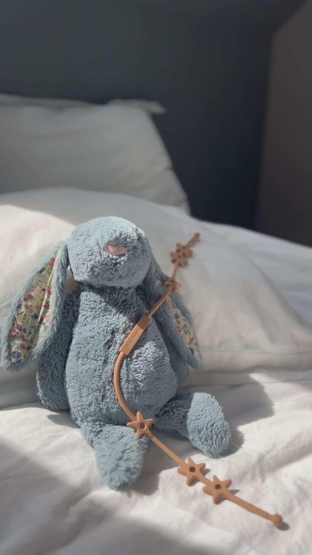 Vidéo démontrant comment fixer facilement l'attache doudou Lovie Link® à un doudou et à une poussette, garantissant que le doudou de bébé reste en sécurité et à portée de main lors des promenades.