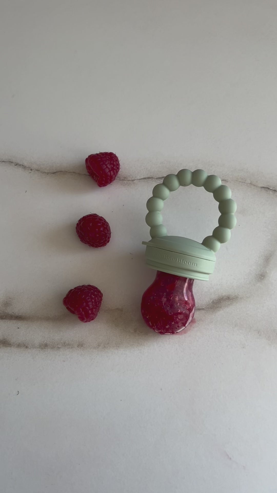 Vidéo de notre tétine grignoteuse en silicone vert Bim Bam Bloom. 3 tailles de tetines, S, M et L disponible avec notre tétine gourmande Yummy Tot.
