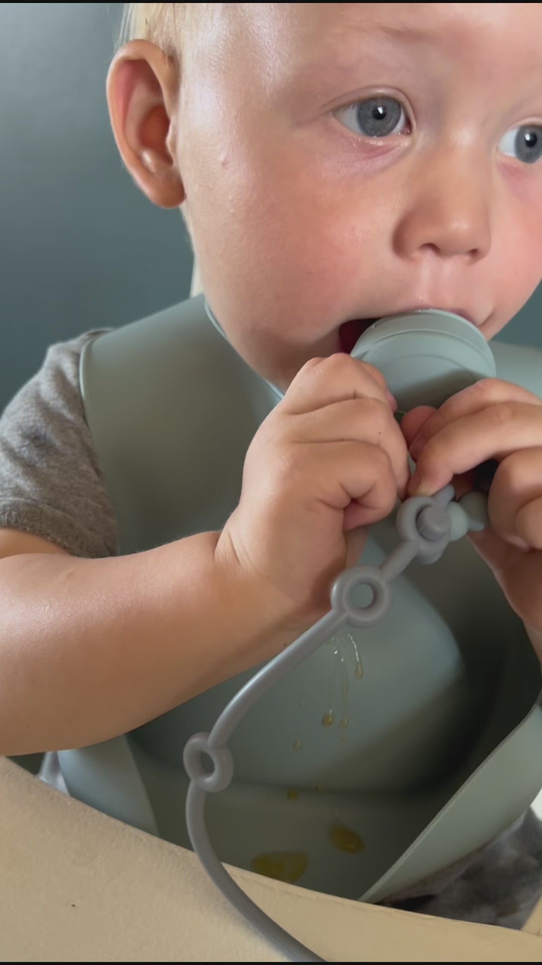 Vidéo de notre pack tétine grignoteuse pour fruit vert et Lovie Link, cadeau de naissance adorable. Accessoire indispensable pour les bébés et les parents !