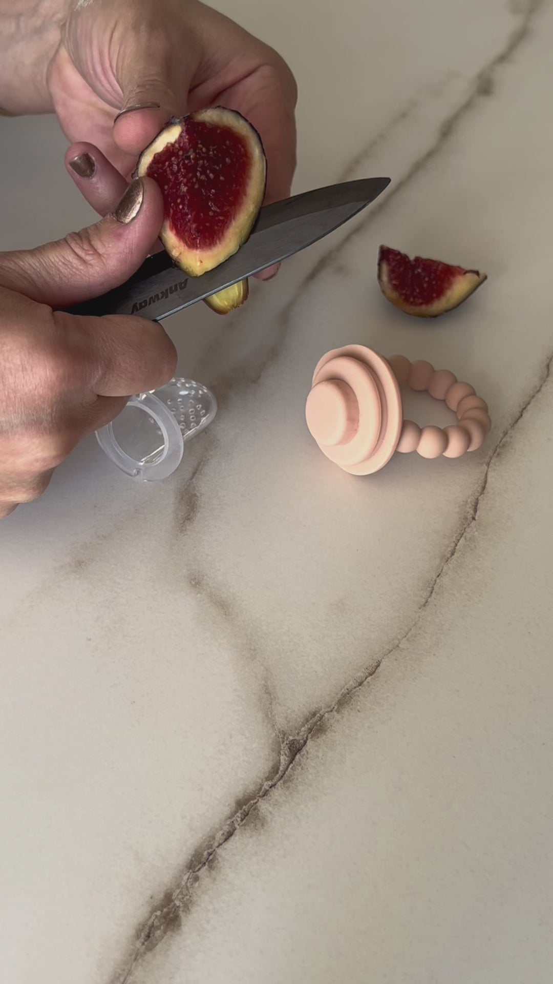 Vidéo tétine grignoteuse Yummy Tot' rose en silicone sans BPA Bim Bam Bloom. Tétine gourmande à fruit pour bébé. Morceaux de figues dans la tétine.