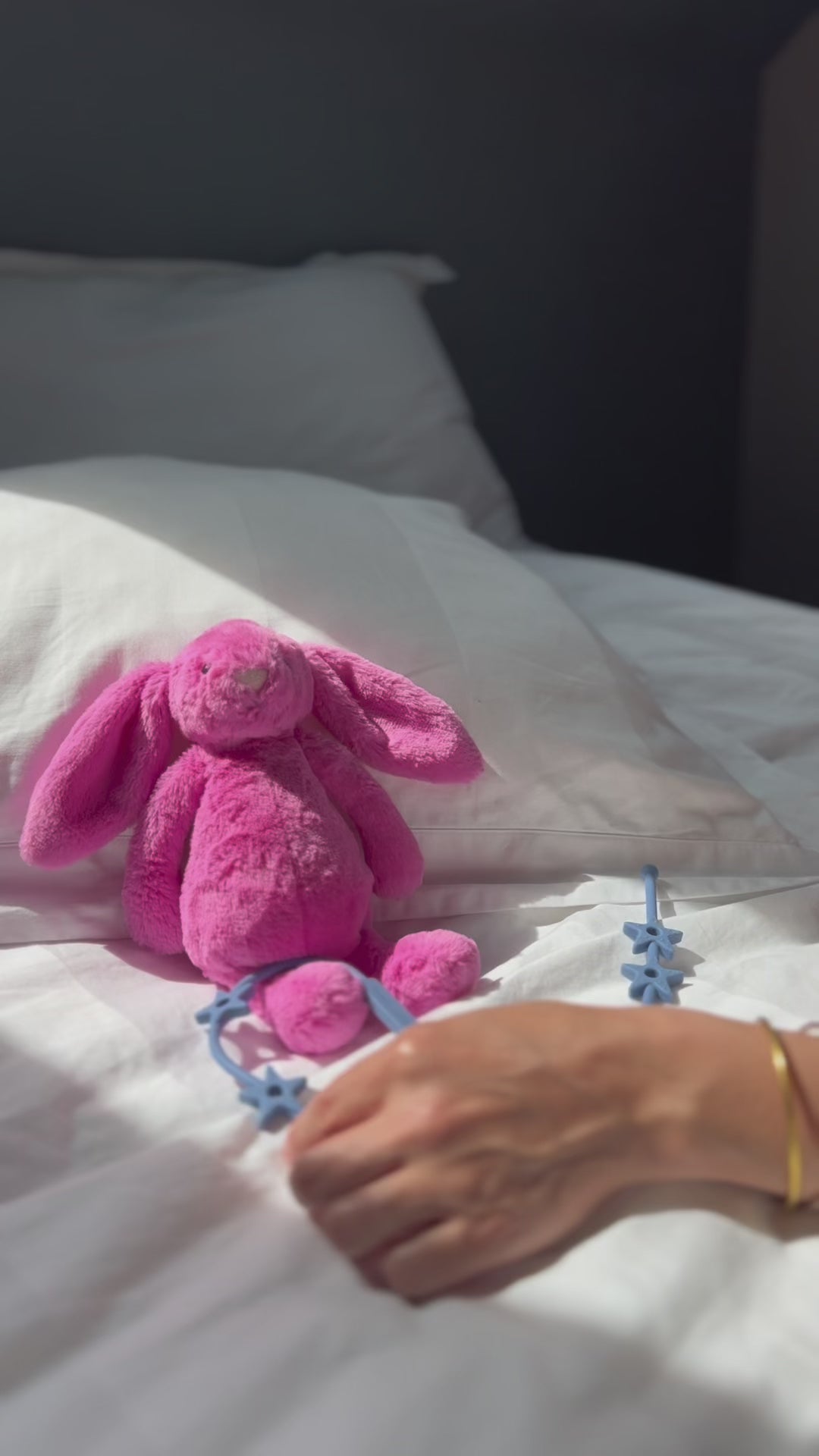 Vidéo Attache doudou Lovie Link® Star en bleu attaché à un doudou lapin rose. Le doudou de bébé est toujours à portée de main et en securité. Fini les doudous perdus !