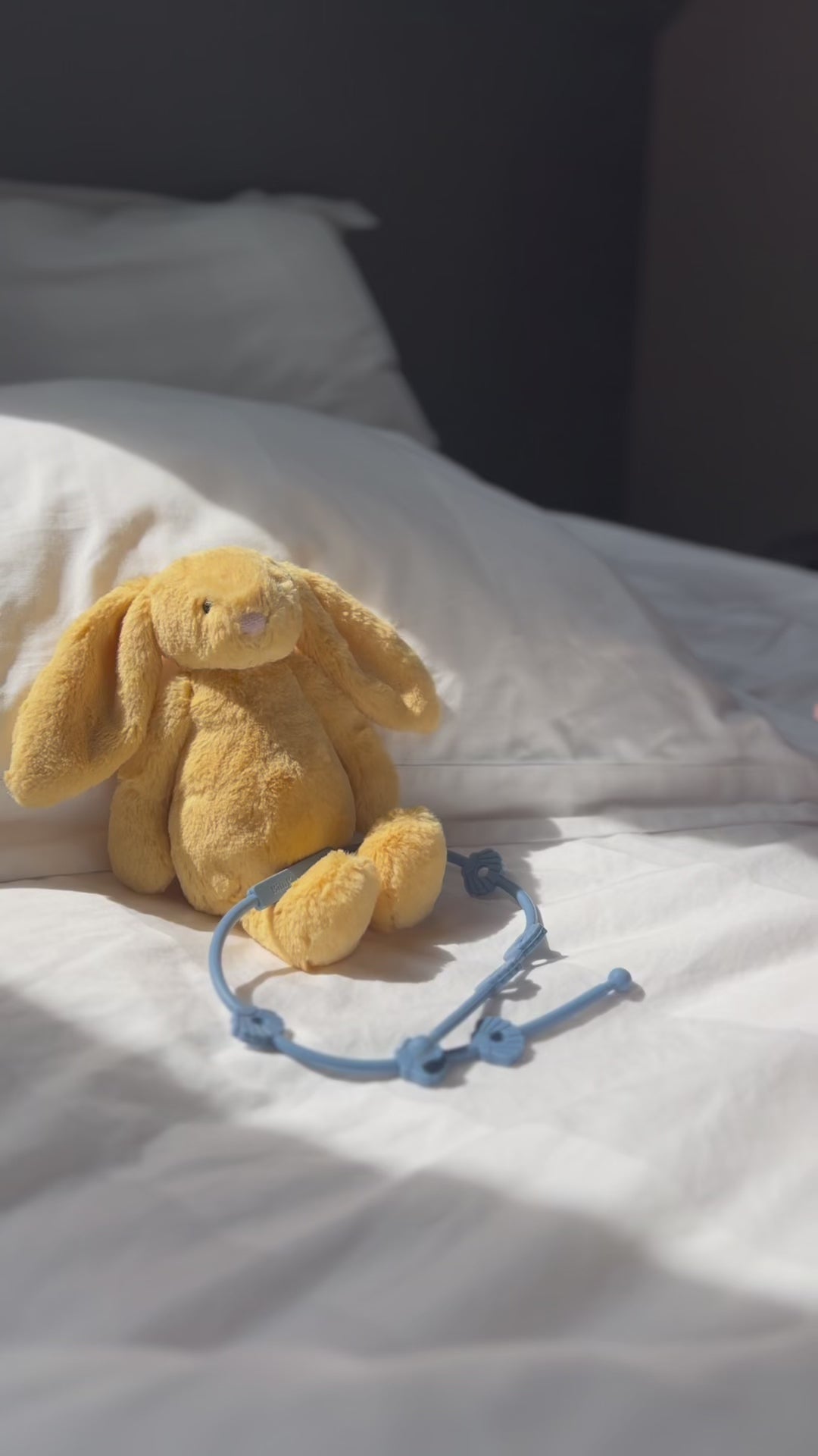 Vidéo laisse à doudou Lovie Link® Shell bleu reve de farniente attachée à un doudou lapin Bim Bam Bloom et à une poussette, pour des sorties sereines et organisées. fini les doudous perdus !