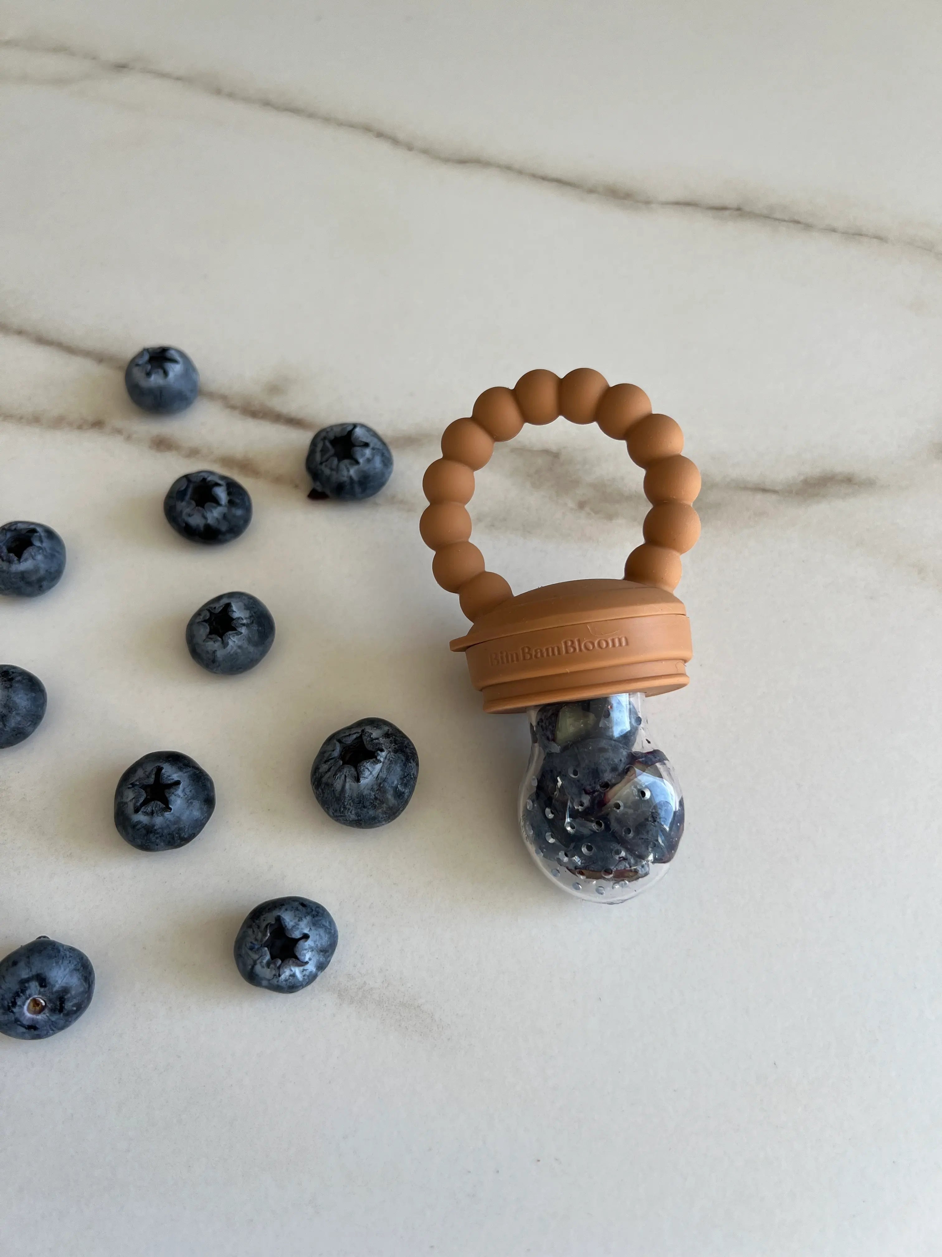 Cadeau de naissance, pack tetine grignoteuse Star Camel par Bim Bam Bloom. La tetine gourmande est remplie de myrtilles bien juteuse