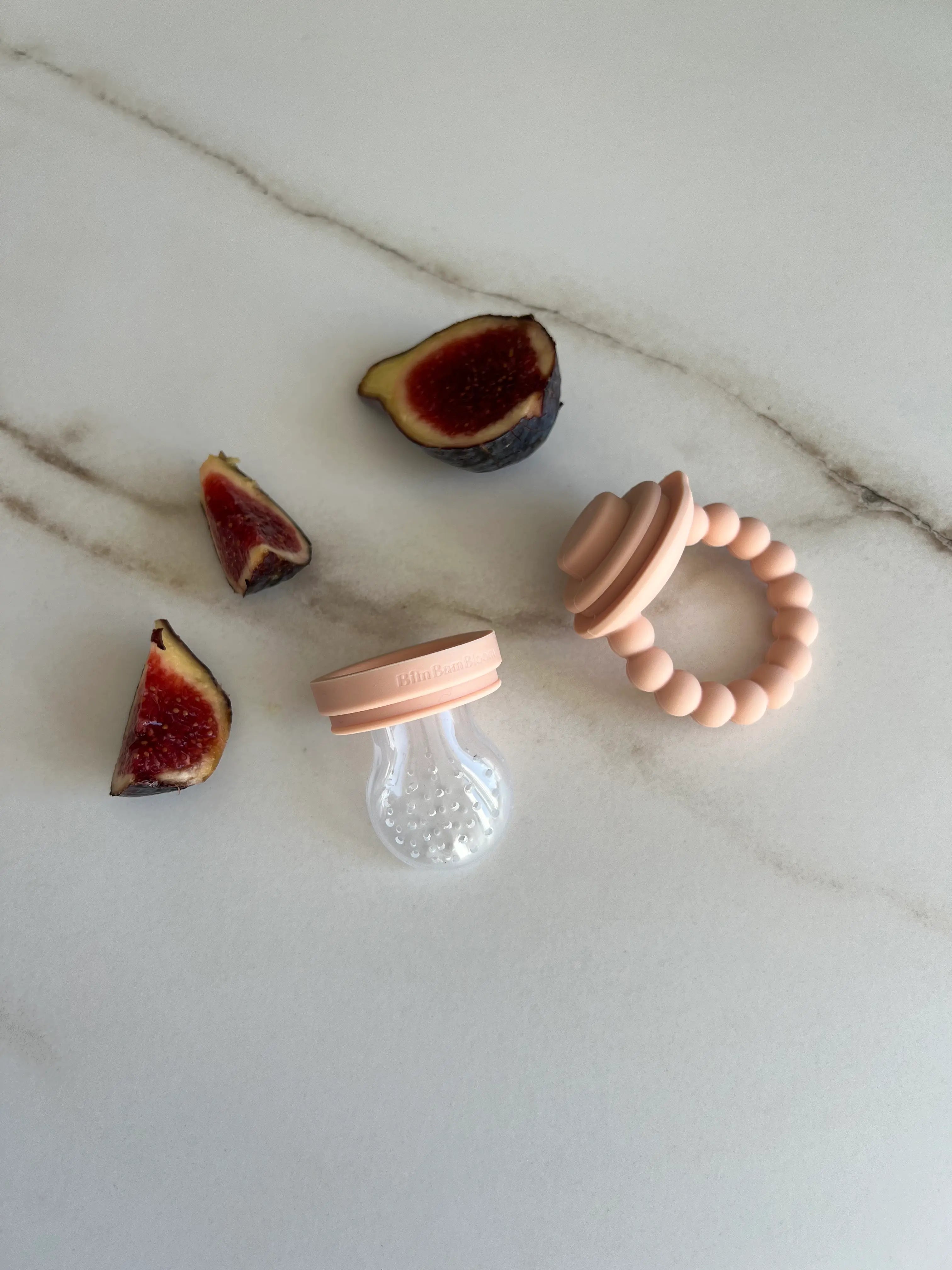 Tétine grignoteuse Yummy Tot' rose en silicone sans BPA Bim Bam Bloom. Tétine gourmande à fruit bébé.