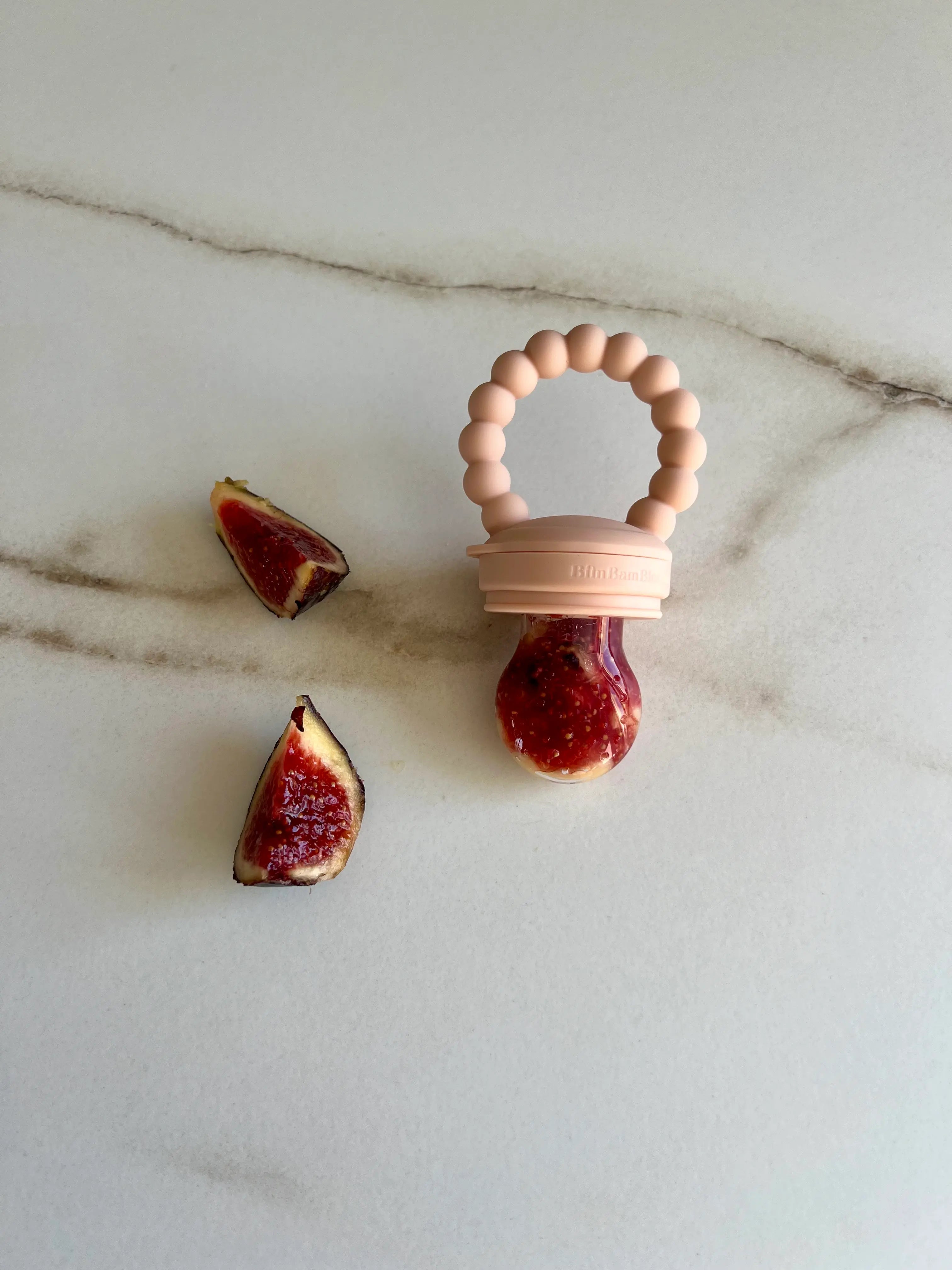 Plan sur la tetine gourmande Rose Bim Bam Bloom remplie de figue juteuse.