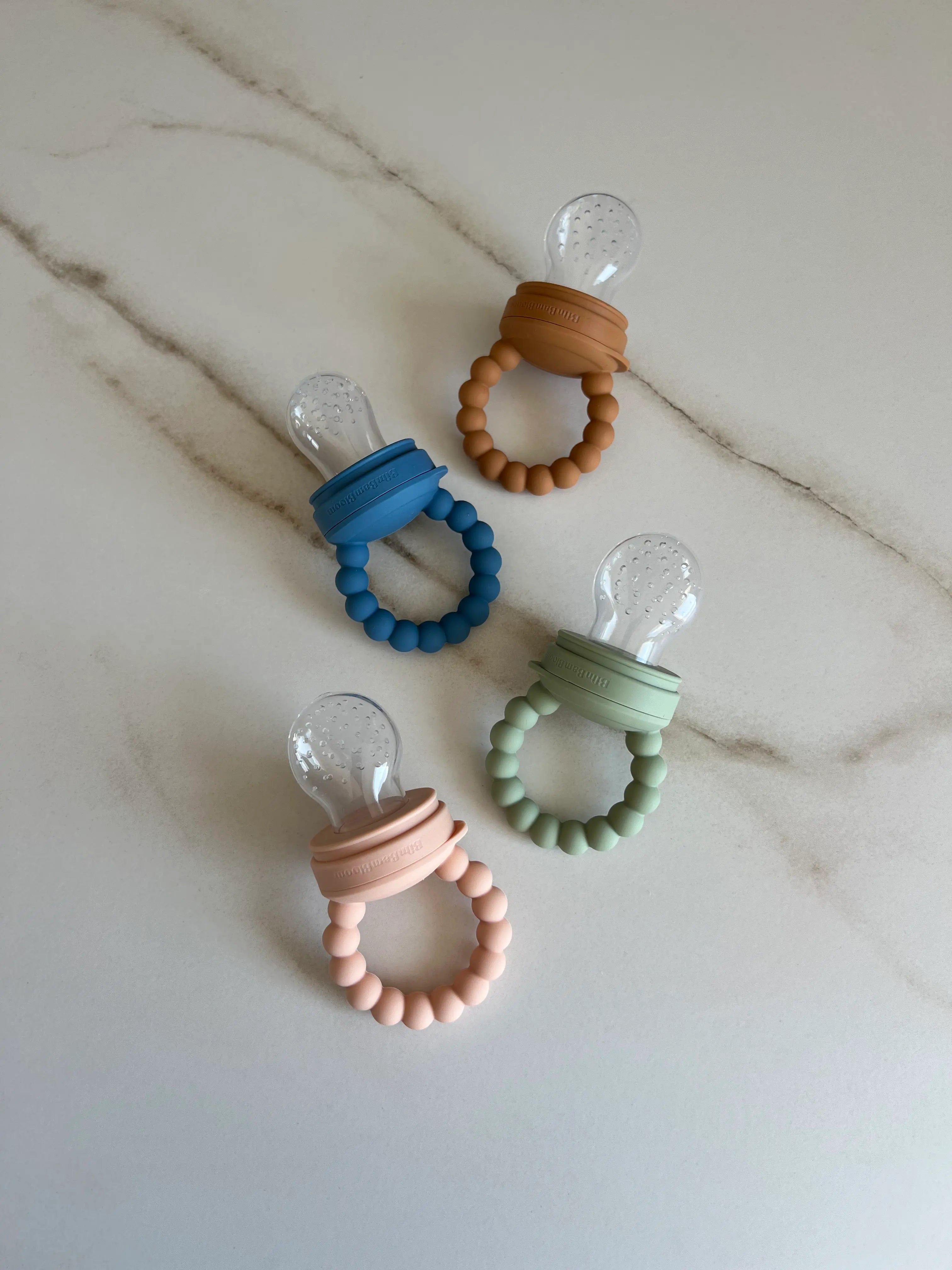 Tétine grignoteuse Yummy Tot en silicone Bim Bam Bloom Vert, Camel, Bleu et Rose.