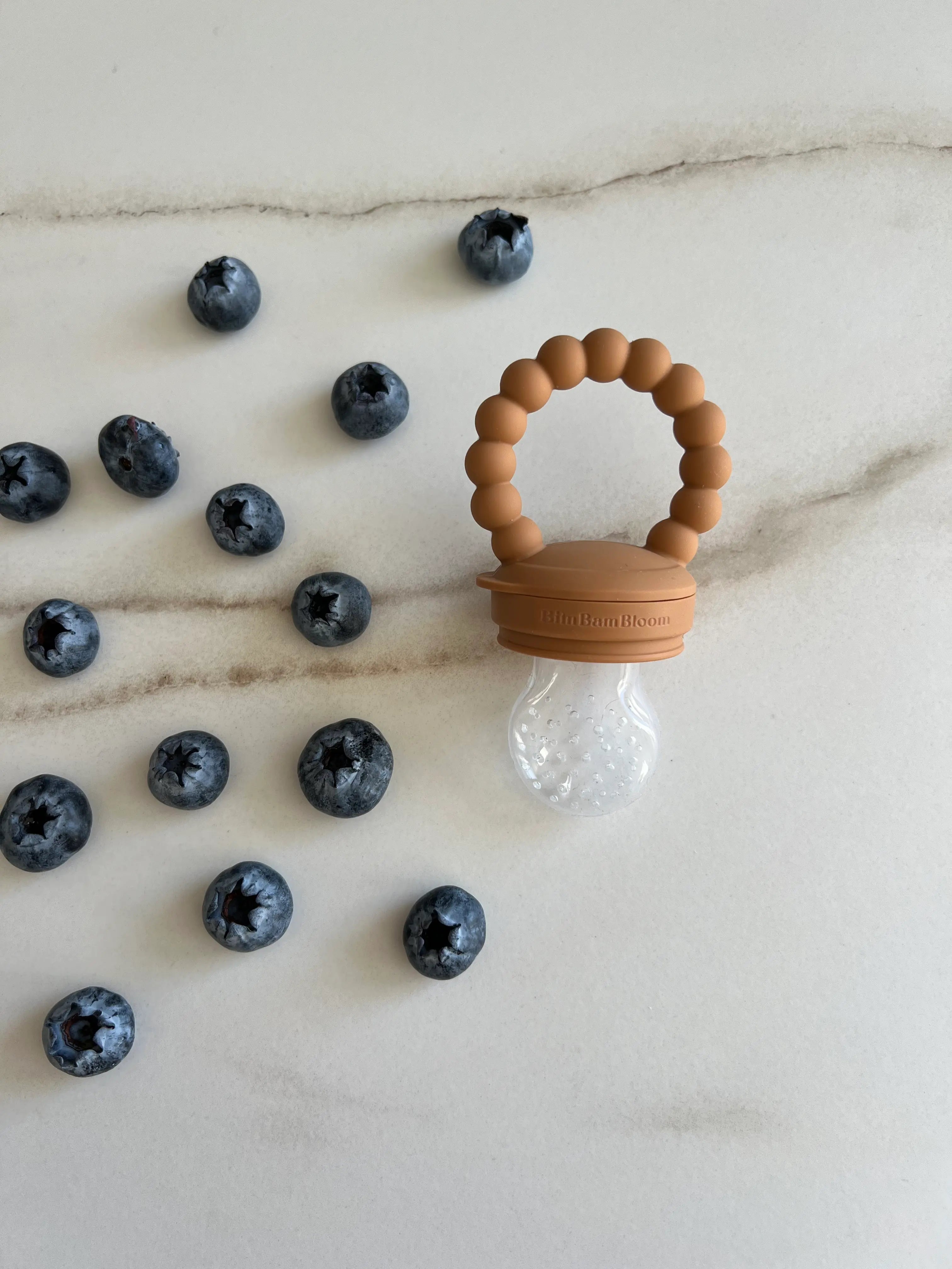 Tetne grignoteuse en silicone Bim Bam Bloom Camel. Tetine a fruit pour bebe pour une diversiication alimentaire en toute securite.