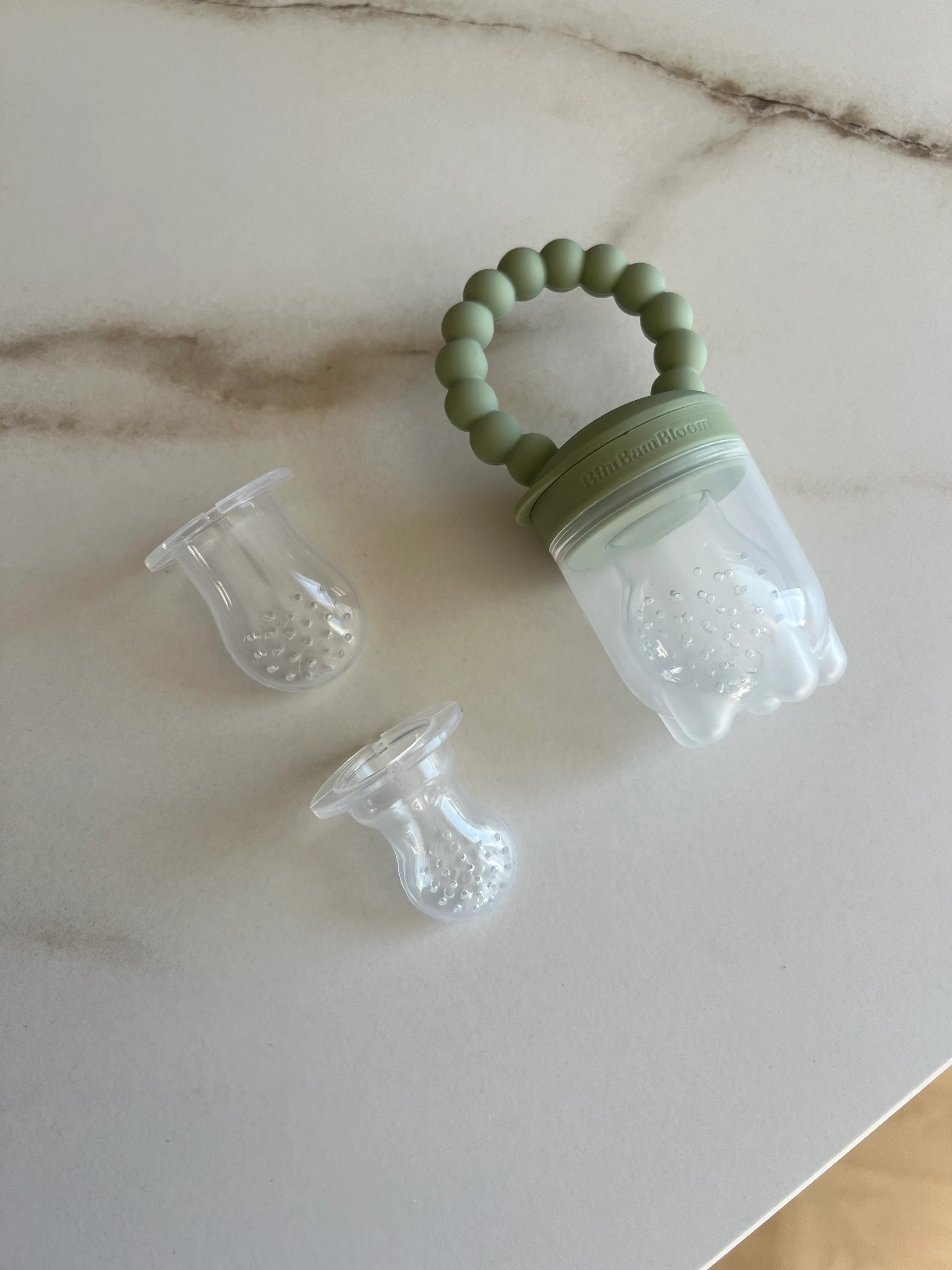 Tétine grignoteuse en silicone vert Bim Bam Bloom. 3 tailles de tetines, S, M et L disponible avec notre tétine gourmande Yummy Tot.