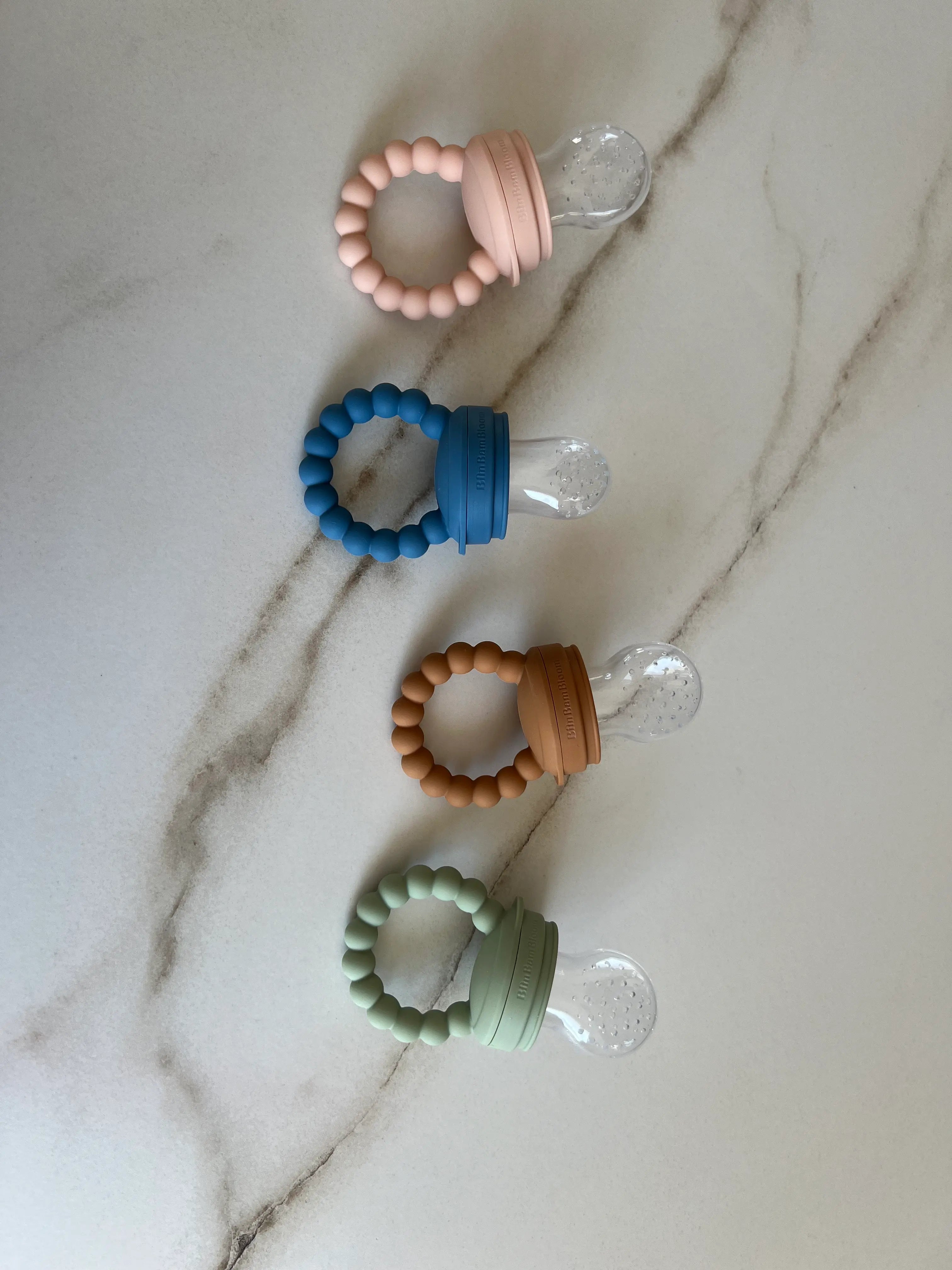 Tetine grignoteuse en silicone Bim Bam Bloom. 4 couleurr de Yummy Tot tetine gourmande, bleu, vert, rose et camel.