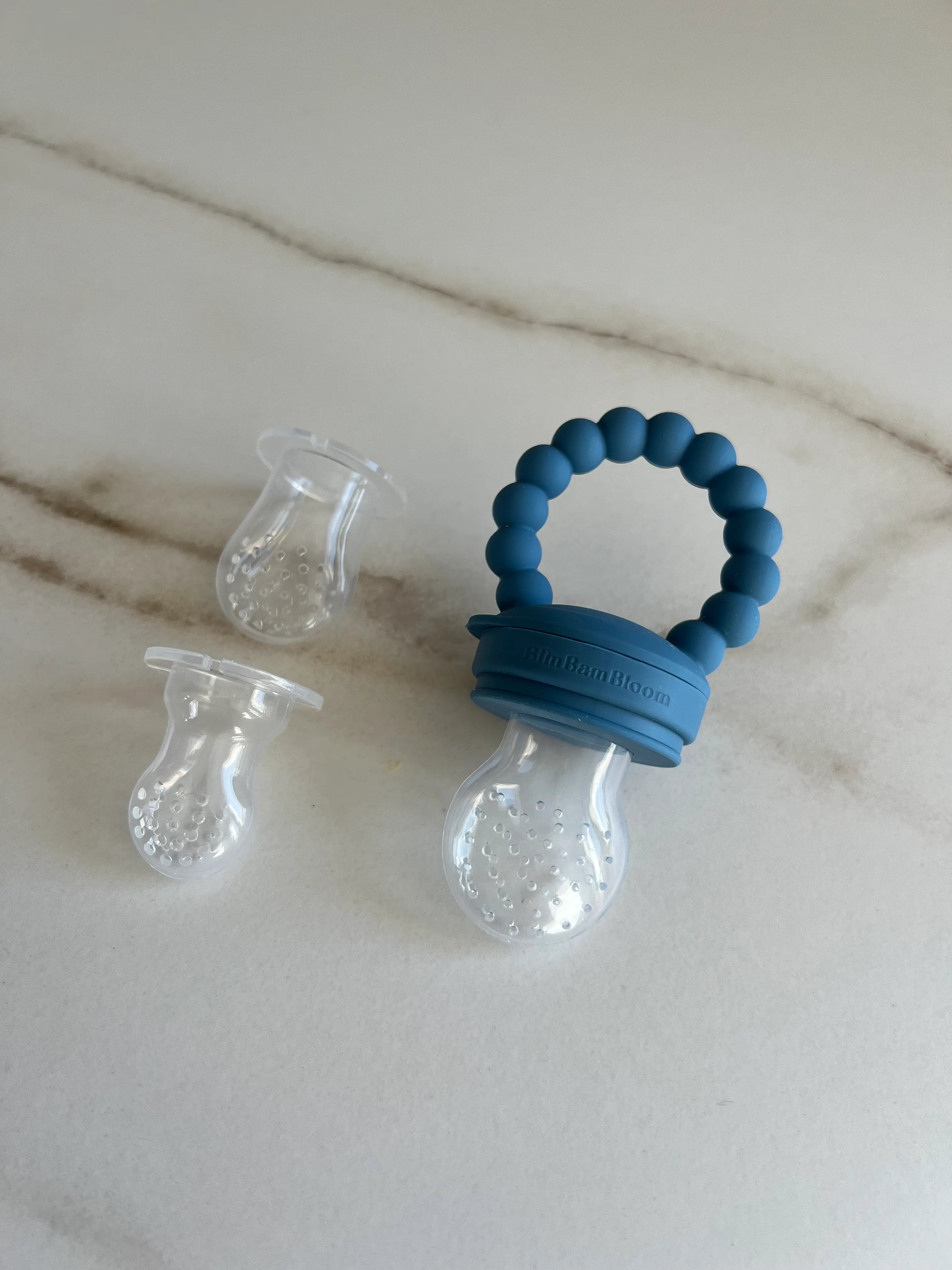 Tetine grignoteuse en silicone Bleu Bim Bam Bloom. 3 tailles de tetines, S, M et L.