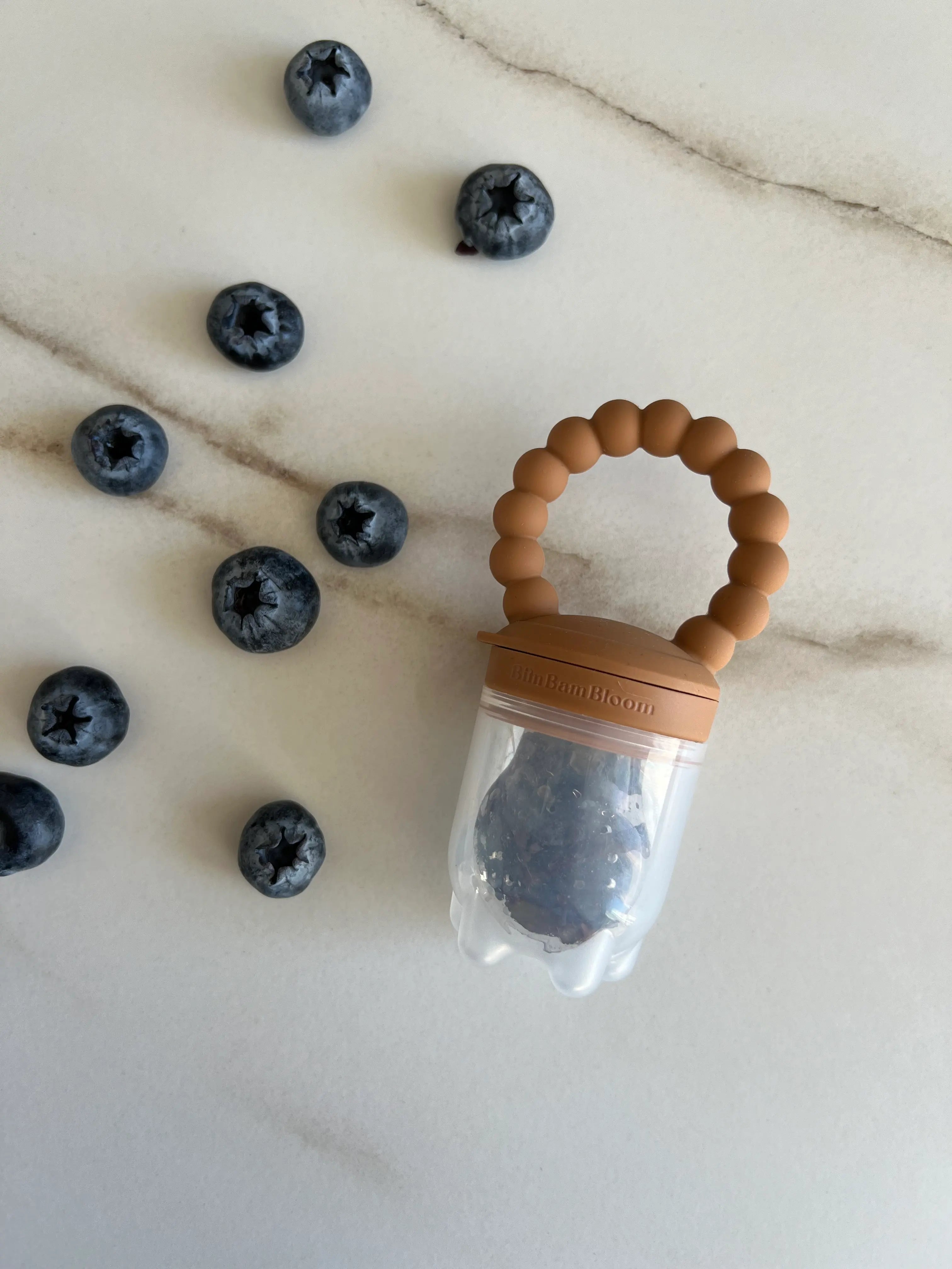 Tetne grignoteuse en silicone Bim Bam Bloom Camel. Tetine a fruit pour bebe qui aide a la DME.