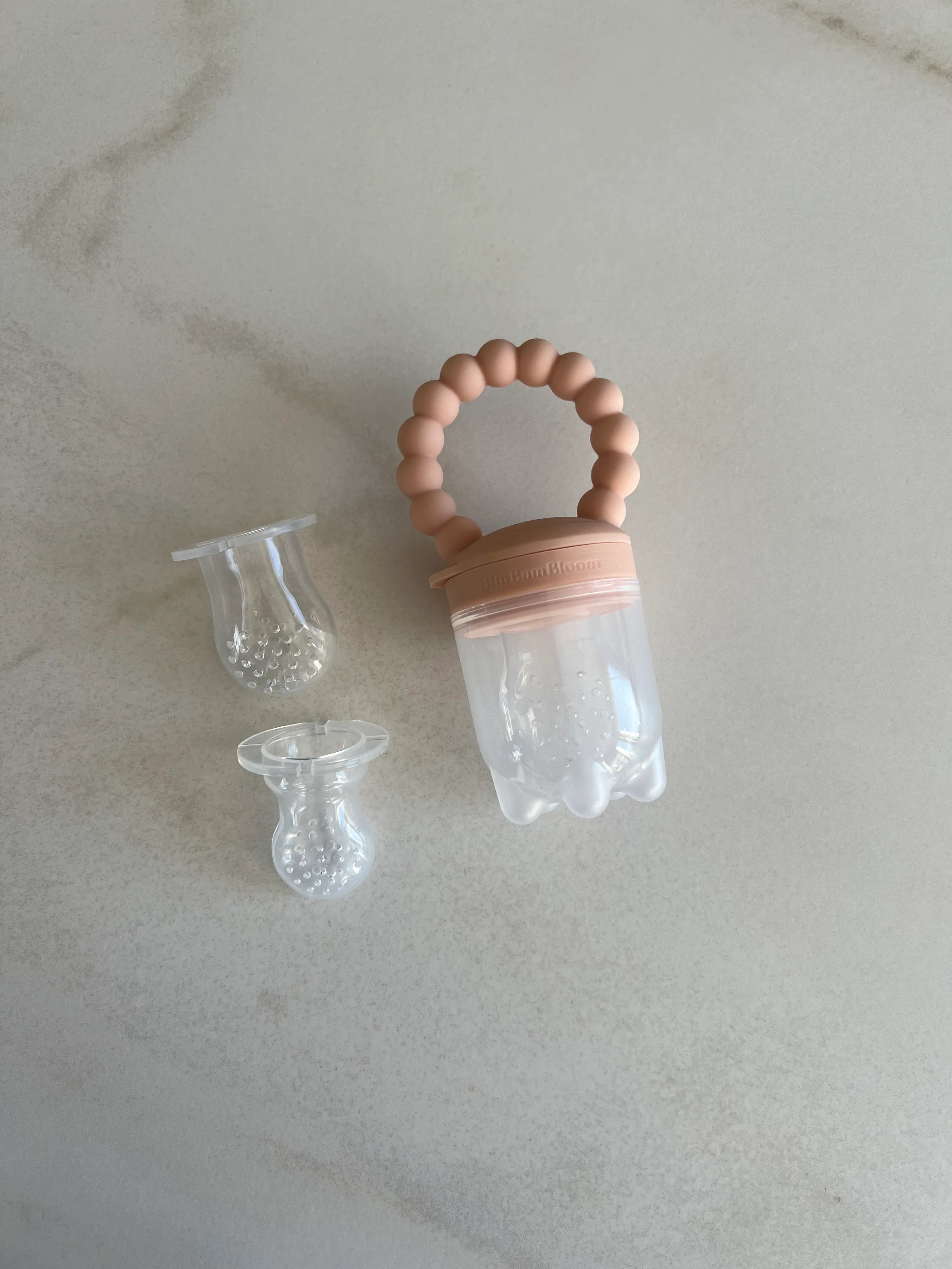 Tétine grignoteuse Yummy Tot' rose en silicone sans BPA Bim Bam Bloom. Tétine gourmande à fruit bébé. 3 tailles de tetines, S, M et L.