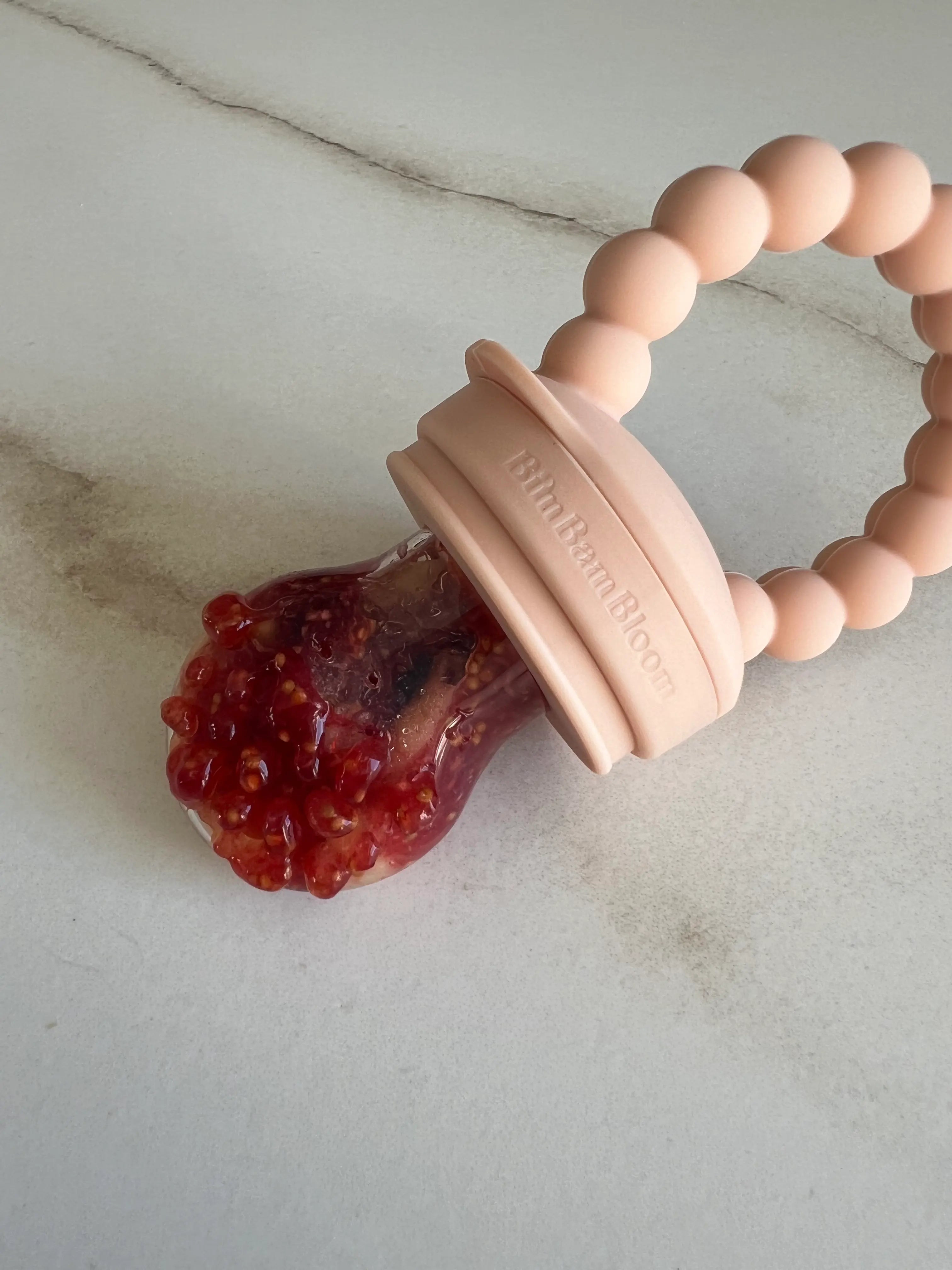 Tétine grignoteuse Yummy Tot' rose en silicone sans BPA Bim Bam Bloom. Figue dans la tetine pour fruit.