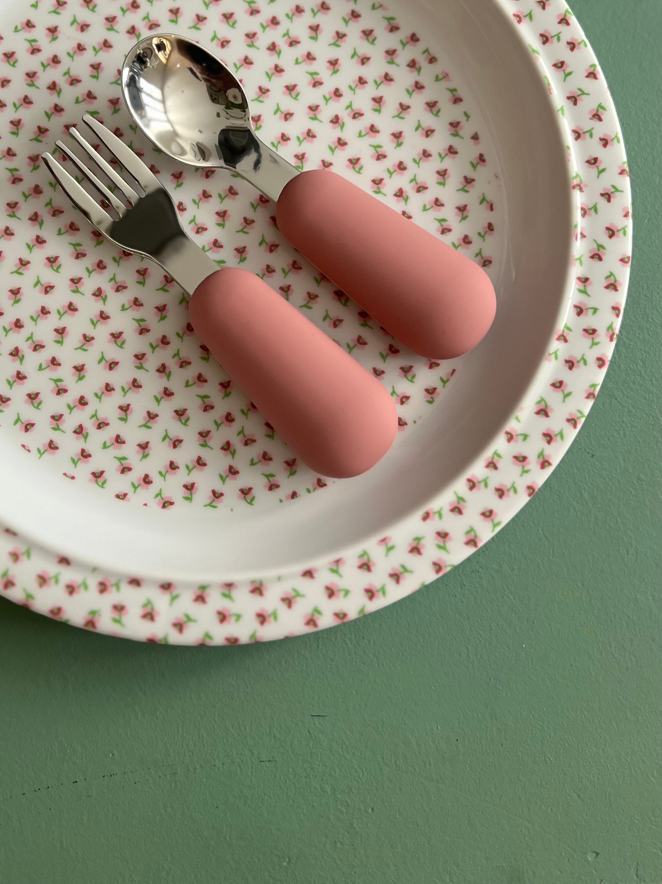 Set de couverts bébé rose en inox et silicone avec cuillère et fourchette adaptés aux petites mains
