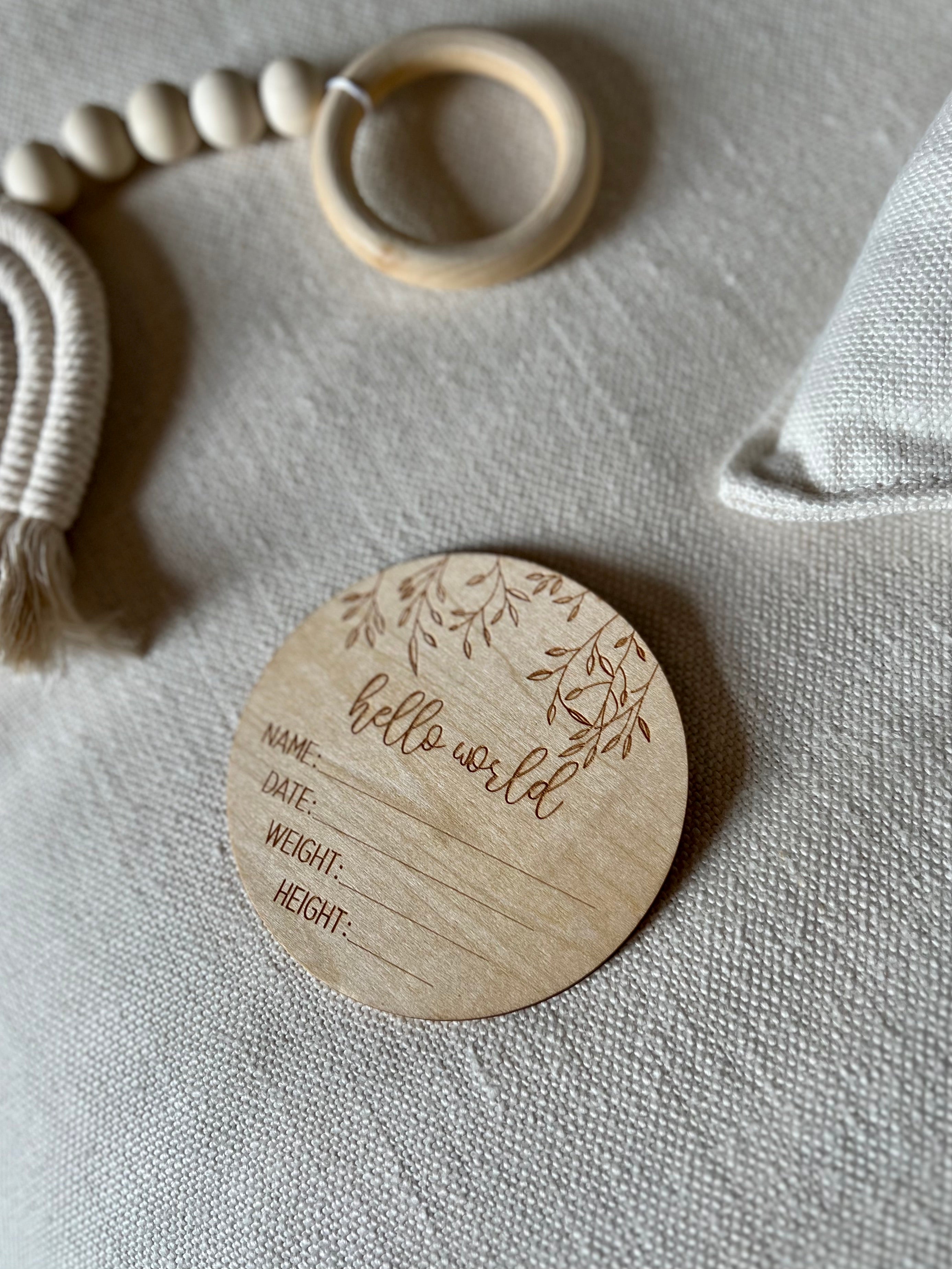 Carte naissance bébé Hello World en bois pour immortaliser les premières heures de vie et créer un souvenir précieux