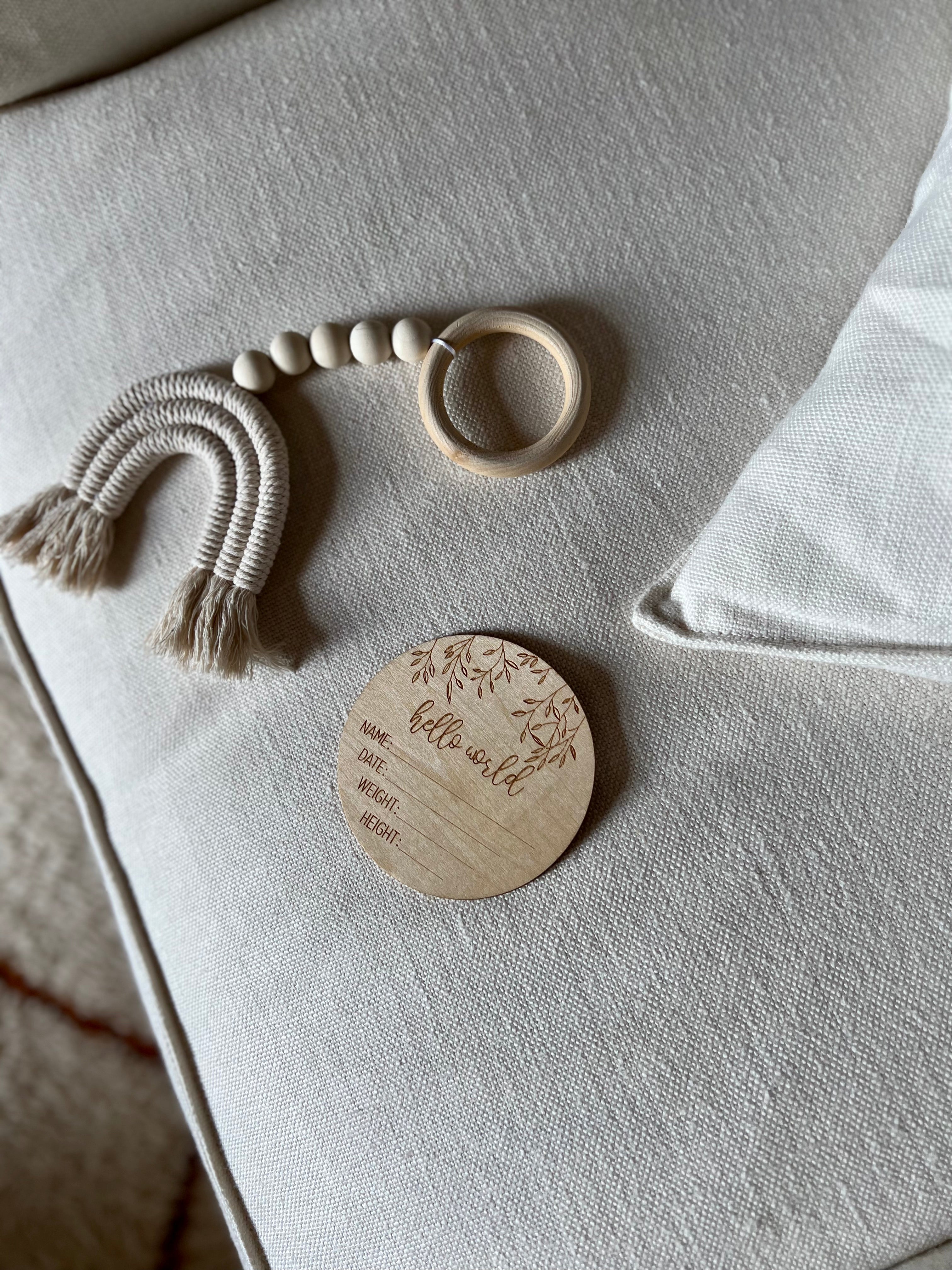 Carte naissance bébé en bois Hello World utilisée en décoration dans une chambre bébé ambiance douce et minimaliste