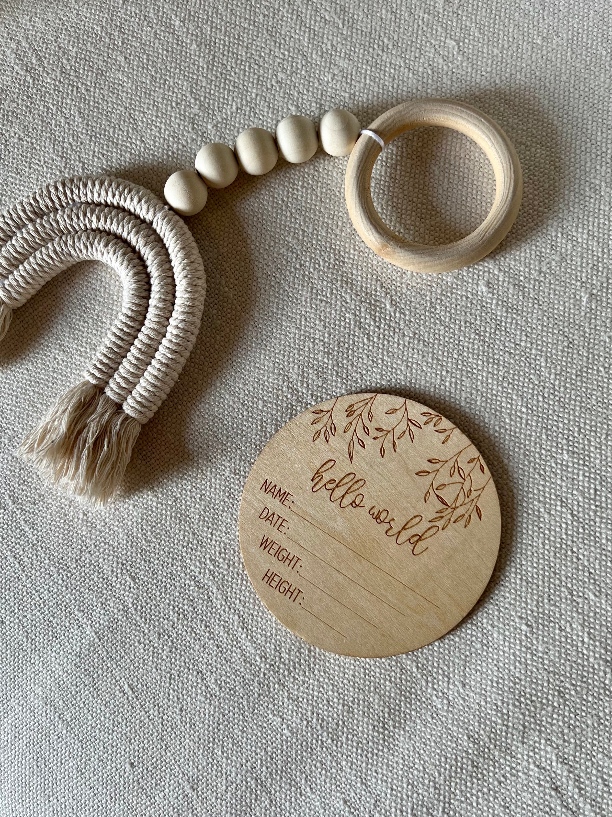 Carte naissance bébé Hello World en bois sur fond clair pour annoncer la naissance et créer un souvenir unique