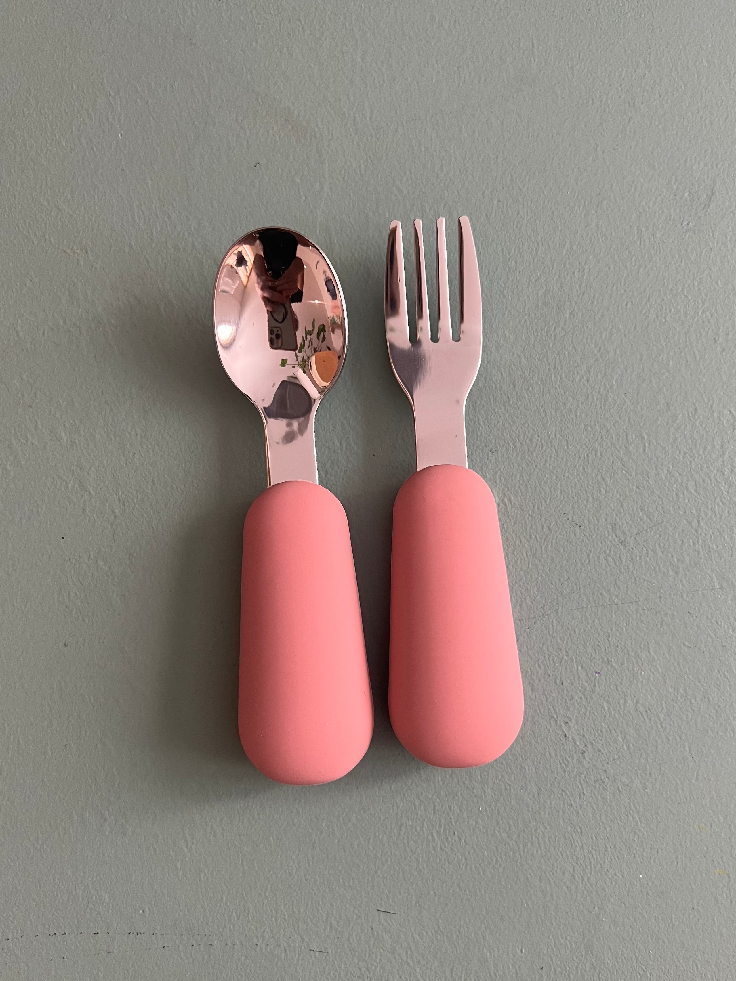Détail couverts bébé rose en acier inoxydable avec poignée en silicone doux sans BPA