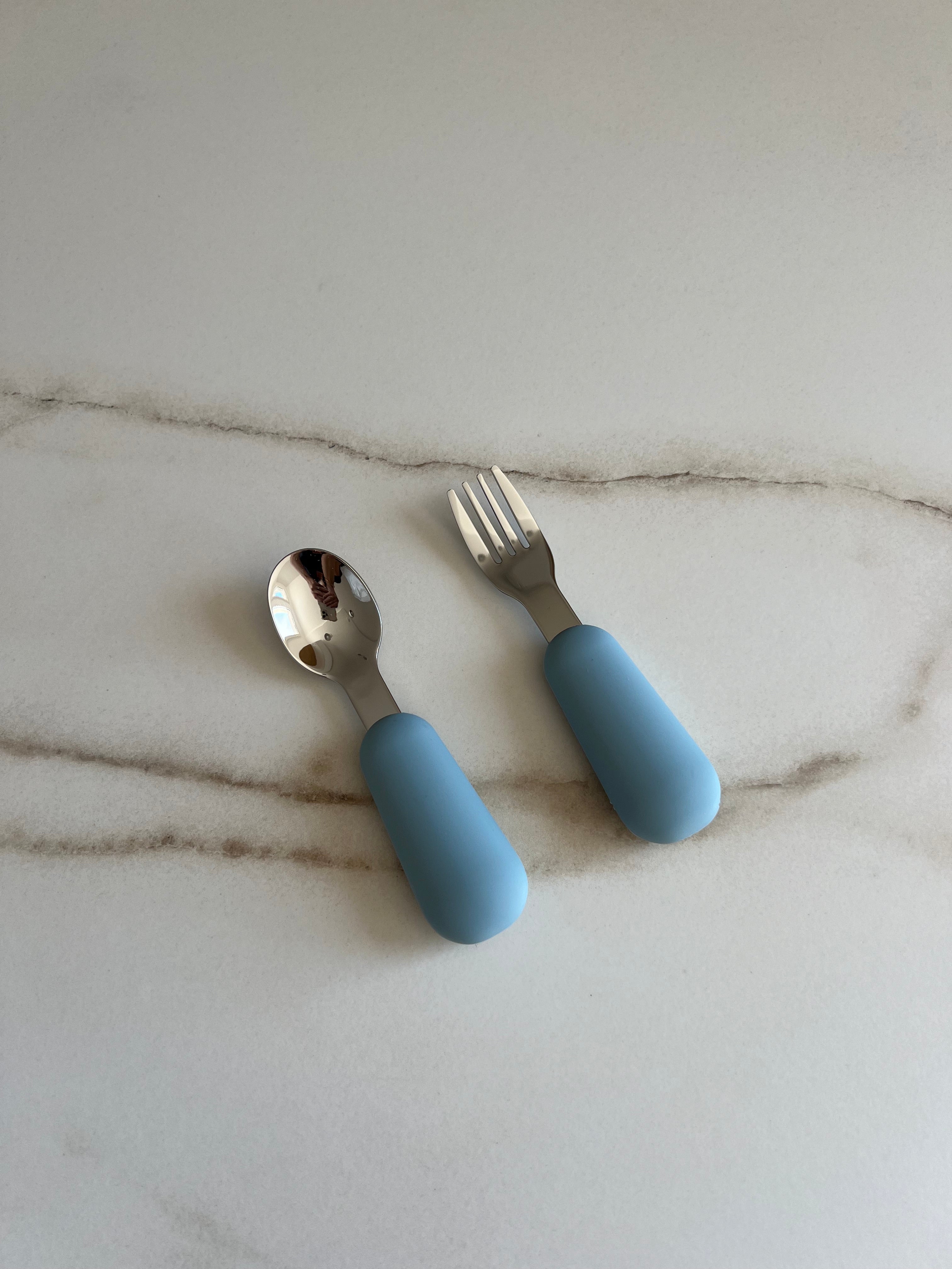Set de couverts pour bébé bleu en inox et silicone, cuillère et fourchette adaptées aux petites mains par Bim Bam Bloom