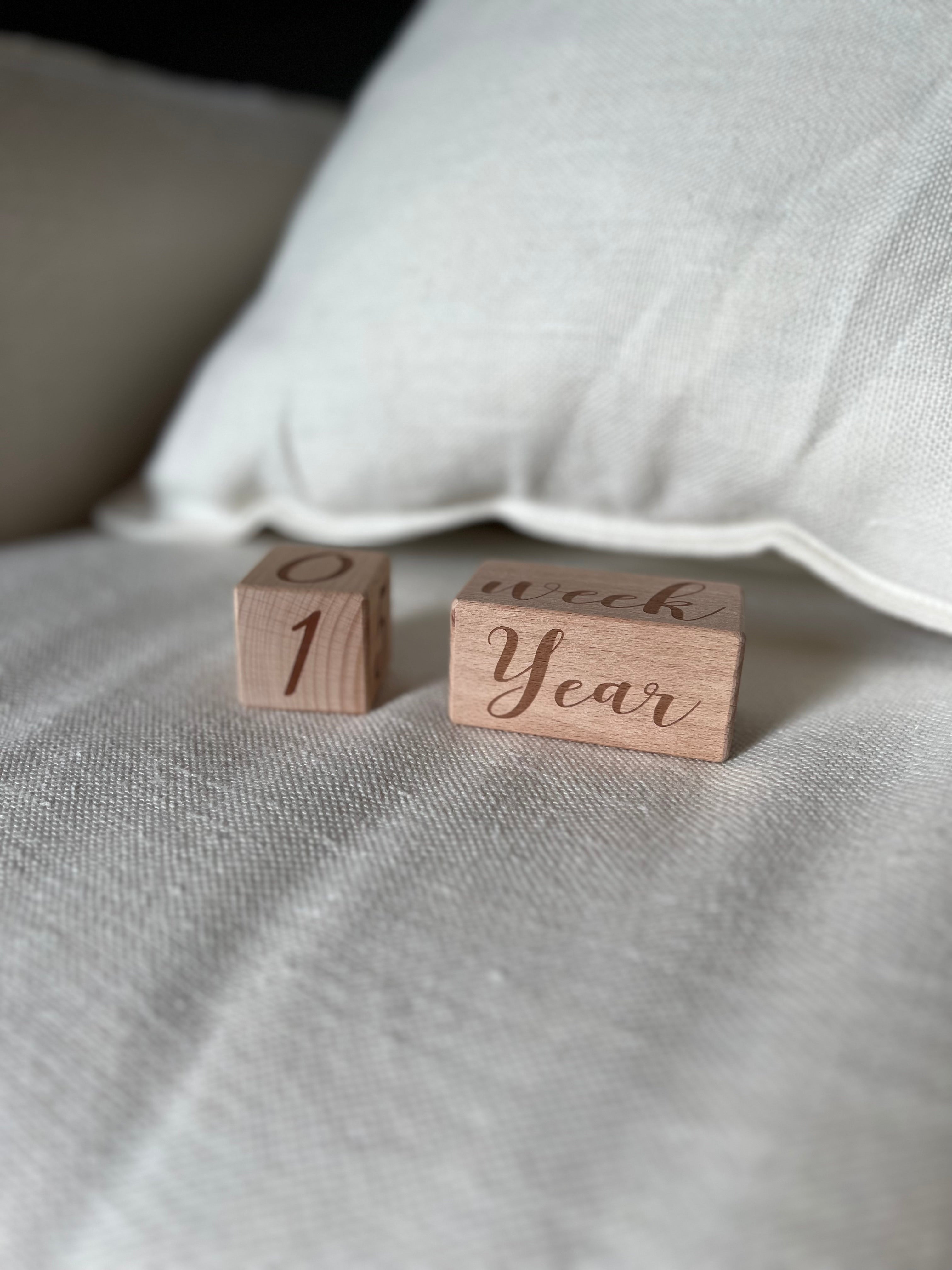 Cubes étapes en bois Bim Bam Bloom pour immortaliser chaque mois de croissance et créer un album souvenir