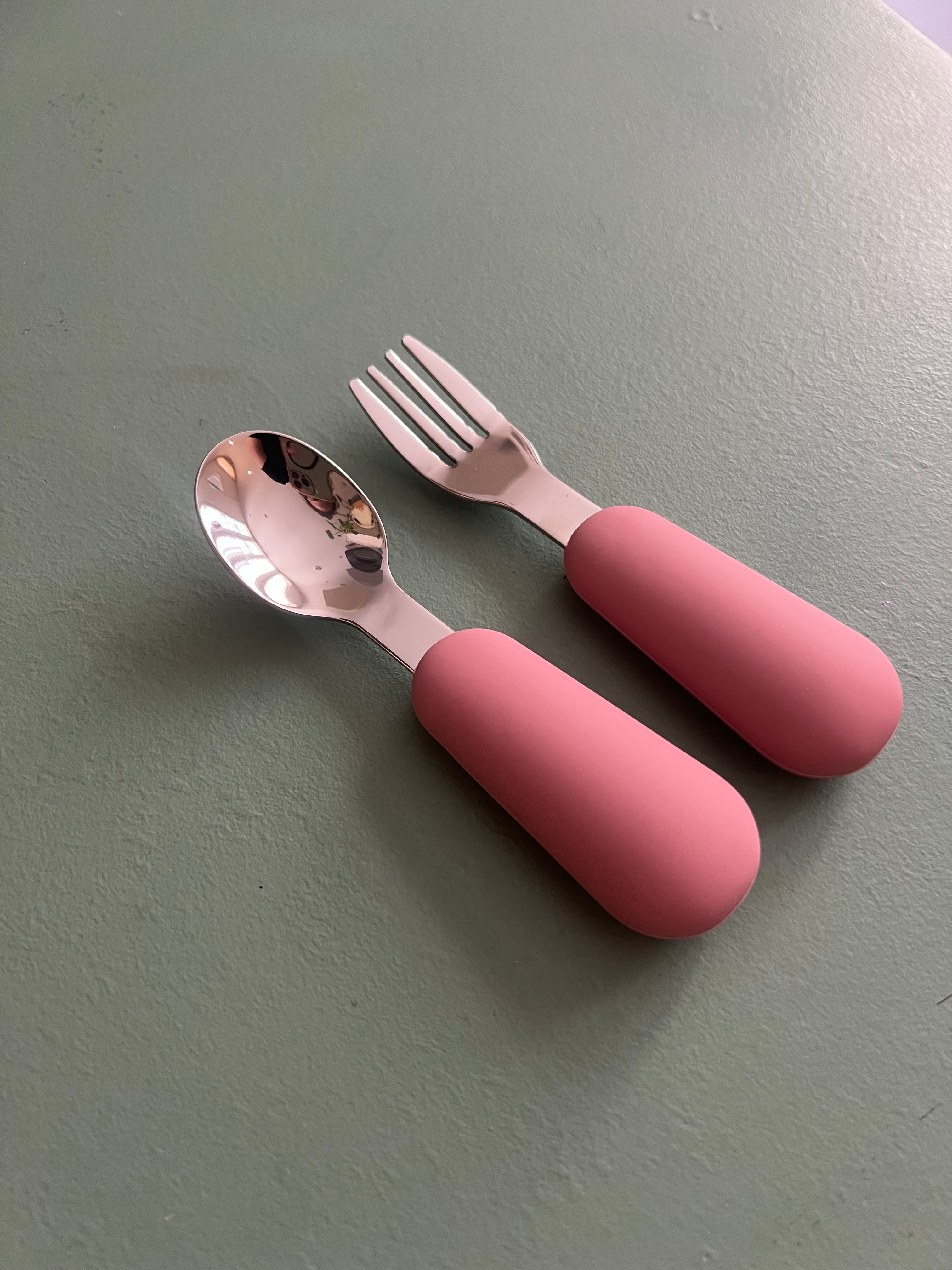 Couverts bébé rose pour favoriser l’autonomie lors des repas et accompagner la diversification alimentaire